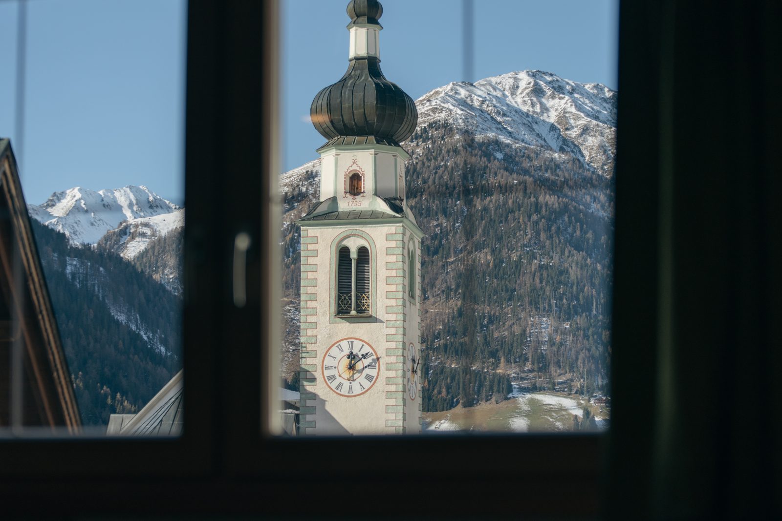 Ausblick auf Kirche und Berge