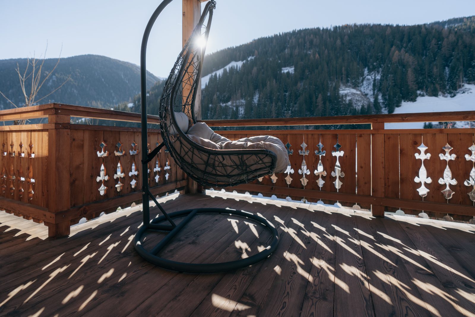 Balkon mit Hängesessel und Bergblick
