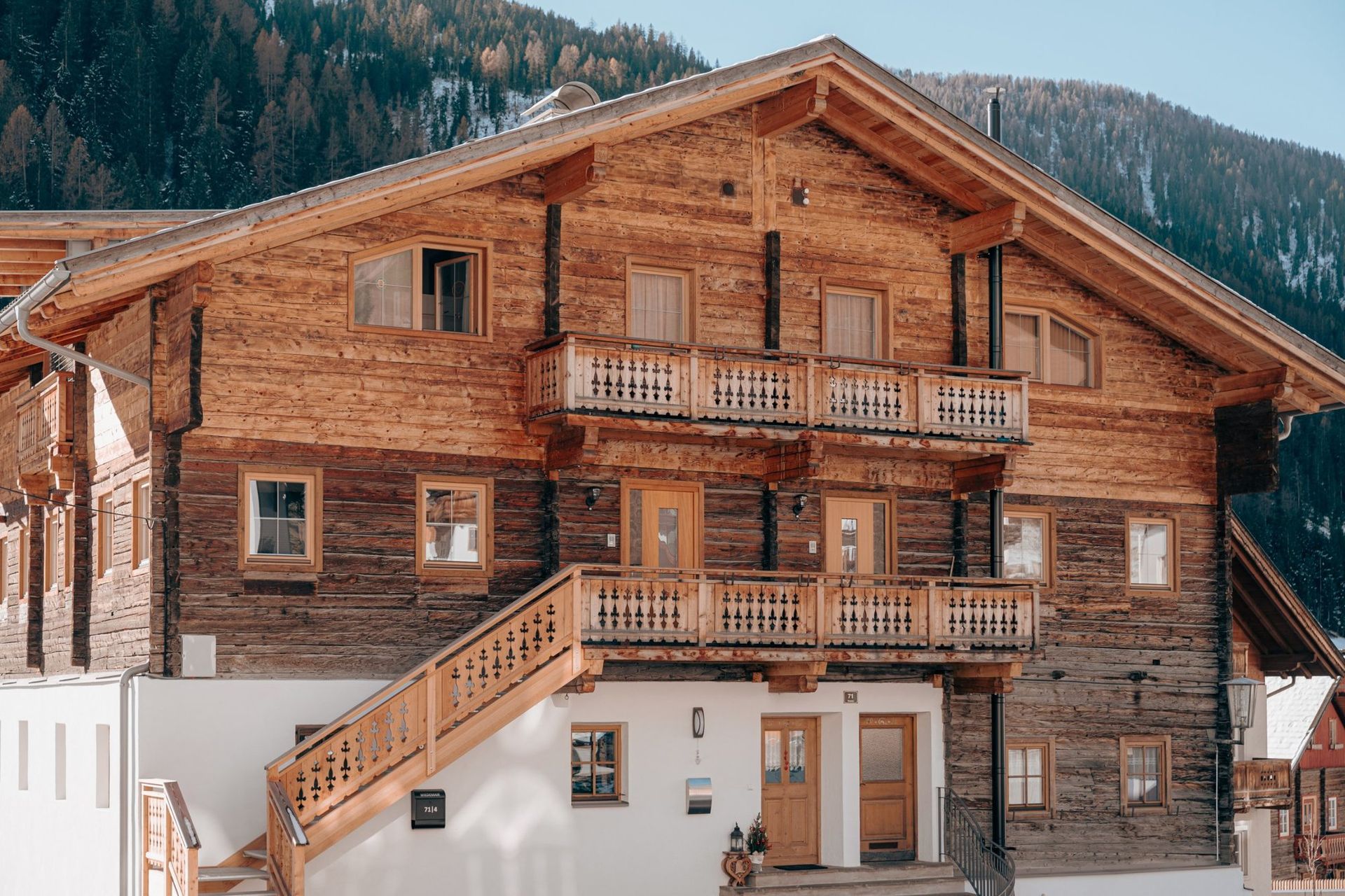 Holzfassade der Appartements Höllhaus im Winter